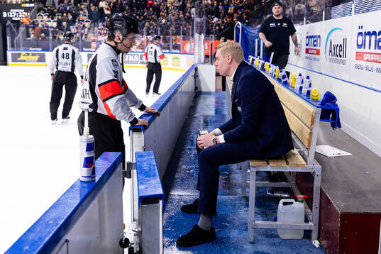 Domare Marcus Wannerstedt och HV71s tränare Anton Blomqvist