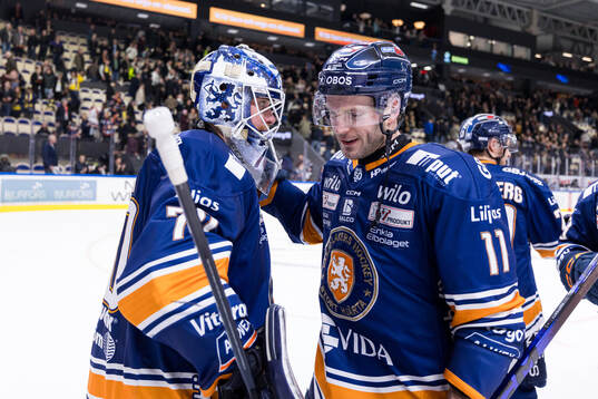 Växjös målvakt Adam Åhman och Brogan Rafferty jublar