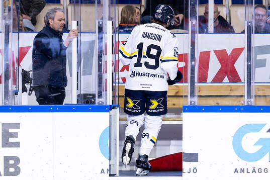 HV71s Niklas Hansson blir utvisad