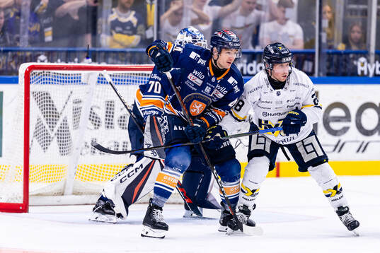 Växjös Keegan Lowe och HV71s Justin Glenn Kloos