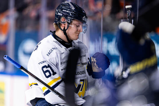 HV71s Axel Rindell deppar