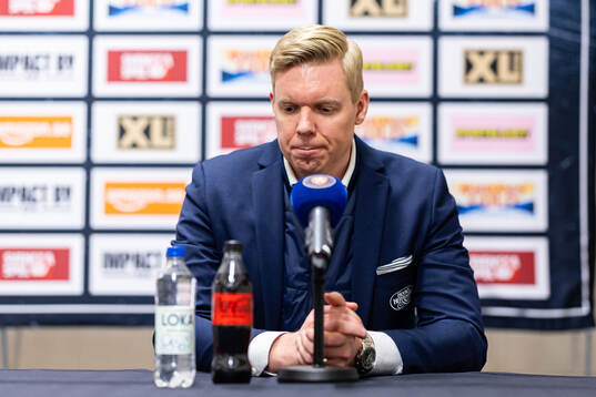 HV71s tränare Anton Blomqvist på presskonferens