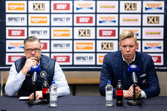 Växjös assisterande tränare Fredrik Hellgren och HV71s
