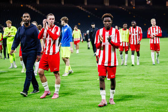 Degerfors Ziyad Salifu applåderar publiken