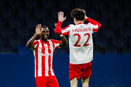 Degerfors Nahom Netabay jublar med Alexander Lindgren