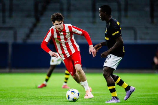 Degerfors Alexander Lindgren och AIKs Stanley Wilson Omondi