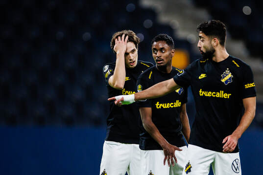 AIKs Linus Järeteg, Abdihakim Ali och Ahmad Faqa deppar