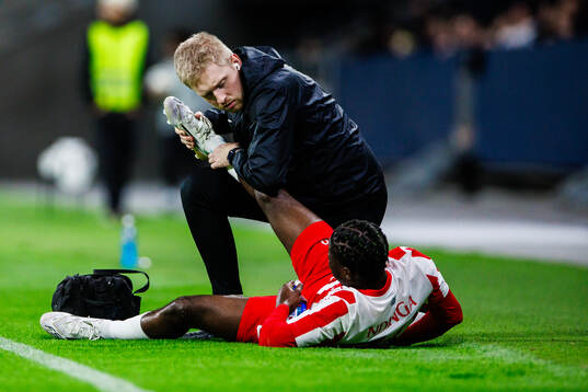 Degerfors Philippe Ndinga Ossiabadjouo får vård av