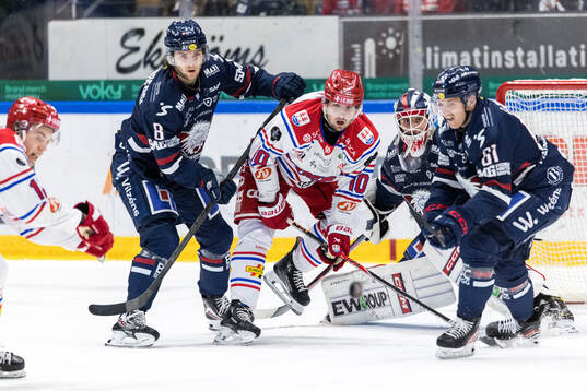 Linköpings Jonathan Myrenberg, målvakt Waltteri Ignatjew
