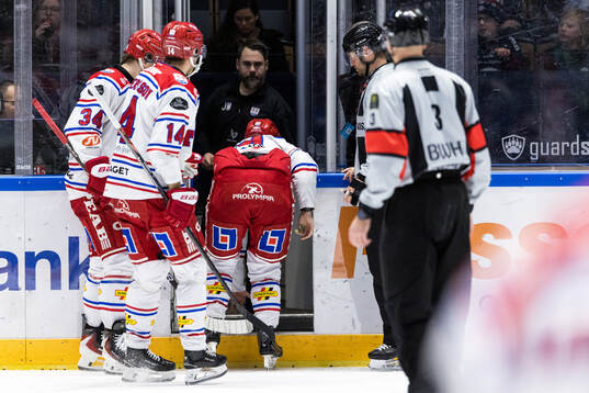 Timrås Jonathan Dahlén lämnar isen