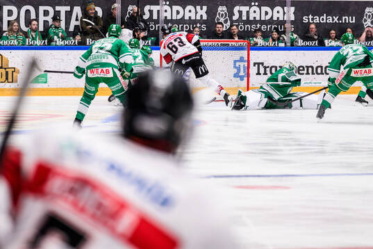 Malmö Redhawks Fredrik Händemark och Rögles målvakt