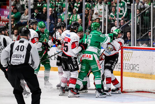 Rögles Felix Nilsson och Malmö Redhawks Topi Niemelä