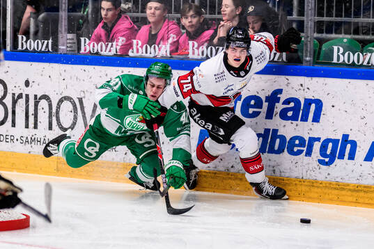 Rögles Simon Zether och Malmö Redhawks Felix Carell