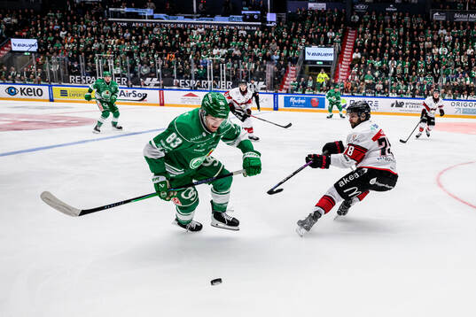 Rögles Karson Kuhlman och Malmö Redhawks Robin Hanzl