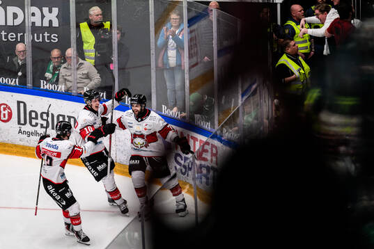 Malmö Redhawks William Von Barnekow och Robin Hanzl jublar