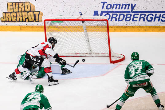 Malmö Redhawks Robin Hanzl gör 2-4 bakom Rögles målvakt