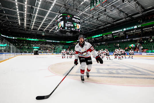 Malmö Redhawks Carl Persson jublar