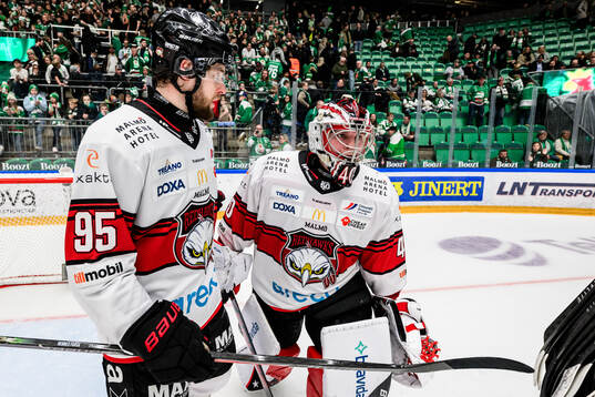Malmö Redhawks Carl Persson och målvakt Oskar Blomgren