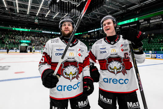 Malmö Redhawks Carl Persson och Fredrik Händemark jublar