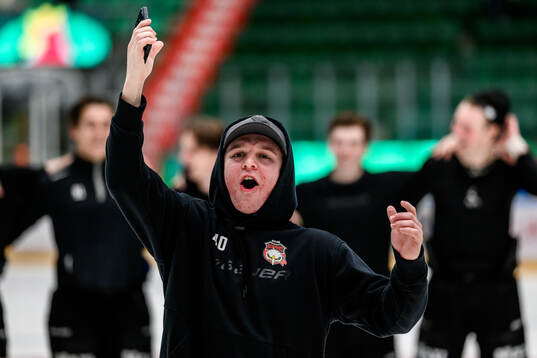 Malmö Redhawks målvakt Oskar Blomgren jublar
