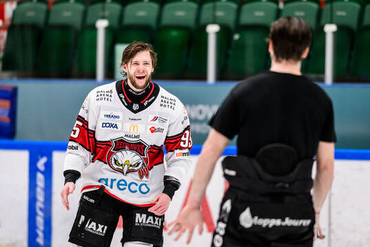 Malmö Redhawks Carl Persson jublar