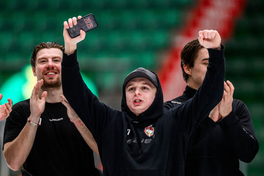 Malmö Redhawks målvakt Oskar Blomgren jublar