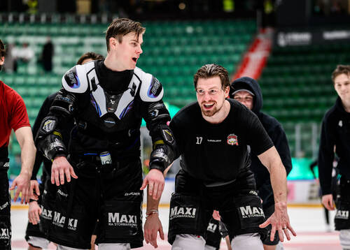 Malmö Redhawks Fredrik Händemark och Johan Ivarsson jublar