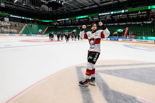Malmö Redhawks Carl Persson jublar