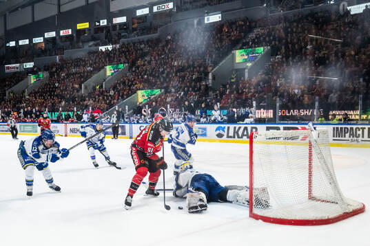 Luleås Markus Nurmi och Leksands målvakt Marcus Gidlöf