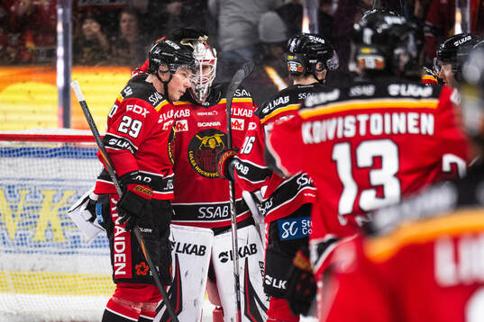 Luleås Erik Gustafsson och målvakt Matteus Ward jublar