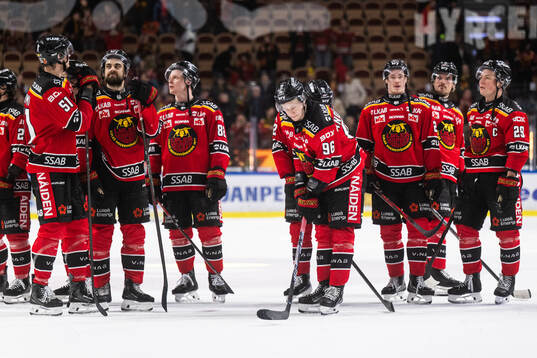Luleås Pontus Andreasson jublar med lagkamrater