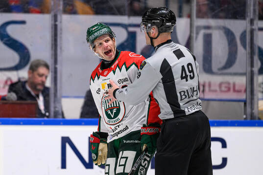 Frölundas Max Friberg reagerar mot ett domslut