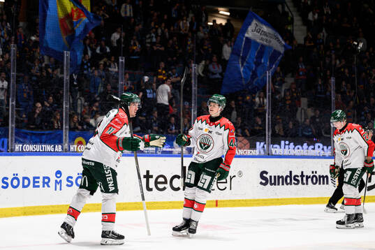 Frölundas Max Lindholm och Noah Dower Nilsson jublar