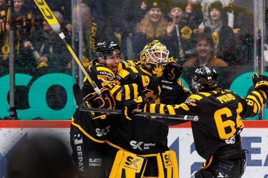 Skellefteås målvakt Jani Lampinen jublar