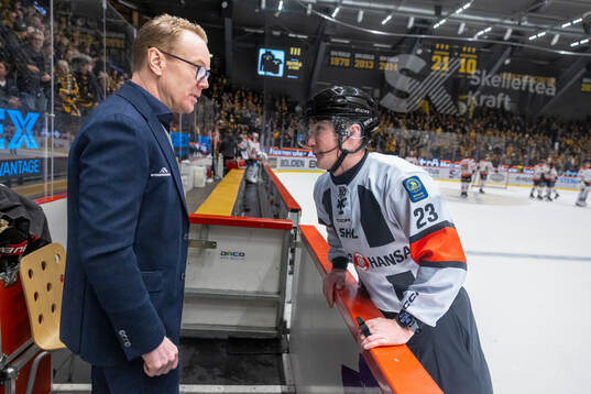 Örebros tränare Niklas Eriksson och domaren Alexander