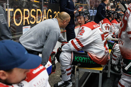Örebros Jesse Ylönen har ontunder ishockeymatchen i SHL