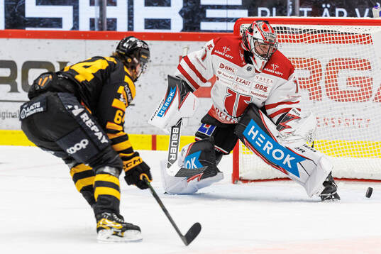 Skellefteås Jonathan Pudas och Örebros målvakt Jhonas