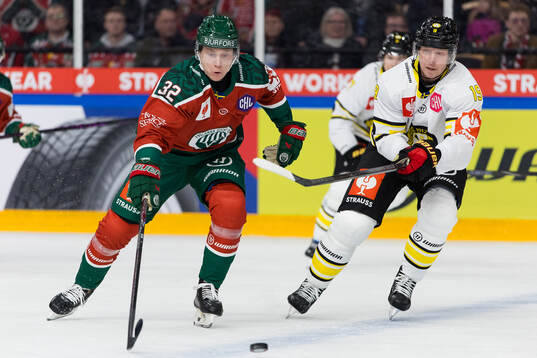 Noah Hasa of Frölunda and Nicklas Bäckström of Brynäs