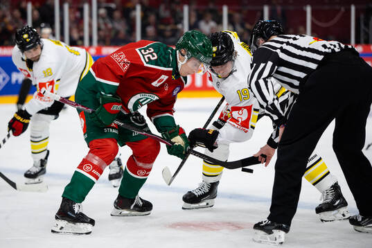 Noah Hasa of Frölunda and Nicklas Bäckström of Brynäs