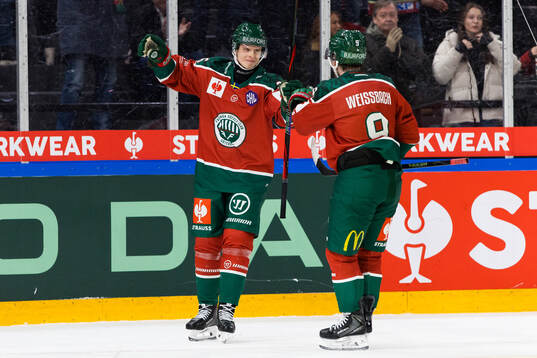 Isac Heens of Frölunda celebrate with Linus Weissbach