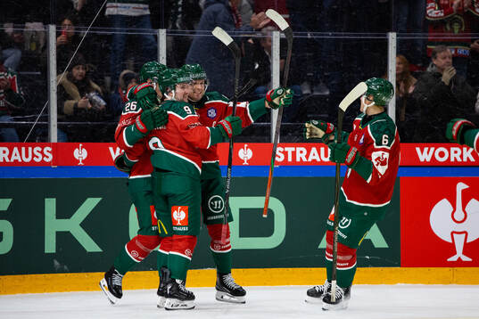 Isac Heens of Frölunda celebrates with team mates