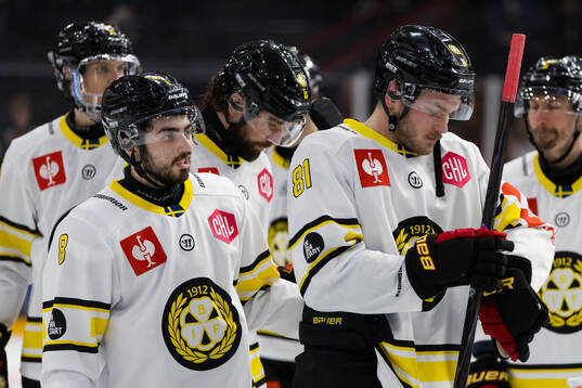 Bobby Trivigno and Kieffer Bellows of Brynäs look dejected