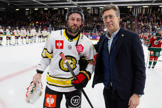 Johan Larsson of Brynäs receives the award for player of