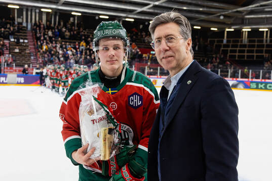 Ivar Stenberg of Frölunda receives the award for player of