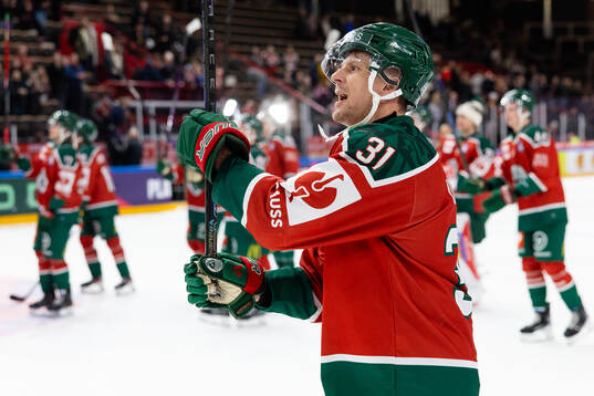 Nicklas Lasu of Frölunda celebrates