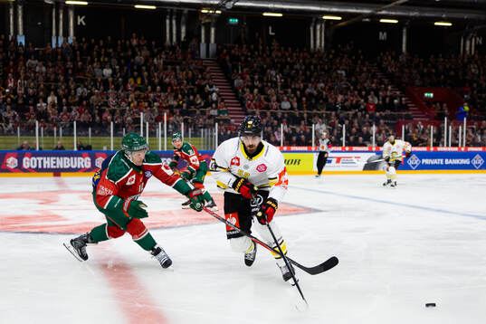Max Friberg of Frölunda and Jack Kopacka of Brynäs