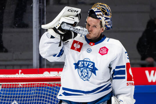 Goaltender Leonardo Genoni of EV Zug