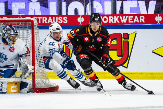 David Sklenicka of EV Zug and Isac Hedqvist of Luleå