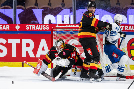 Goaltender Joel Lassinantti and Oscar Engsund of Luleå
