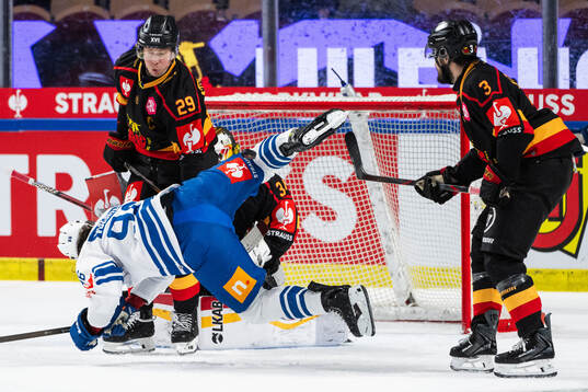 Erik Gustafsson of Luleå and Daniel Voženilek of EV Zug